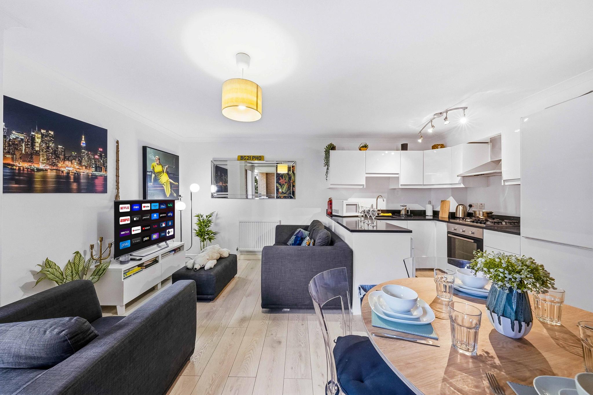 Tower Bridge King Bed En-suite w/Parking & Balcony3